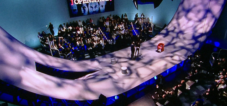Il set televisivo di Open Space illuminato da Clay Paky